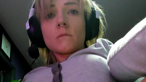 Eat me out while I'm gaming